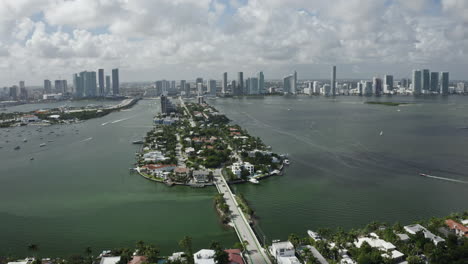 The-luxurious-Biscayne-Island-in-Miami,-Florida-featuring-views-of-the-cityscape