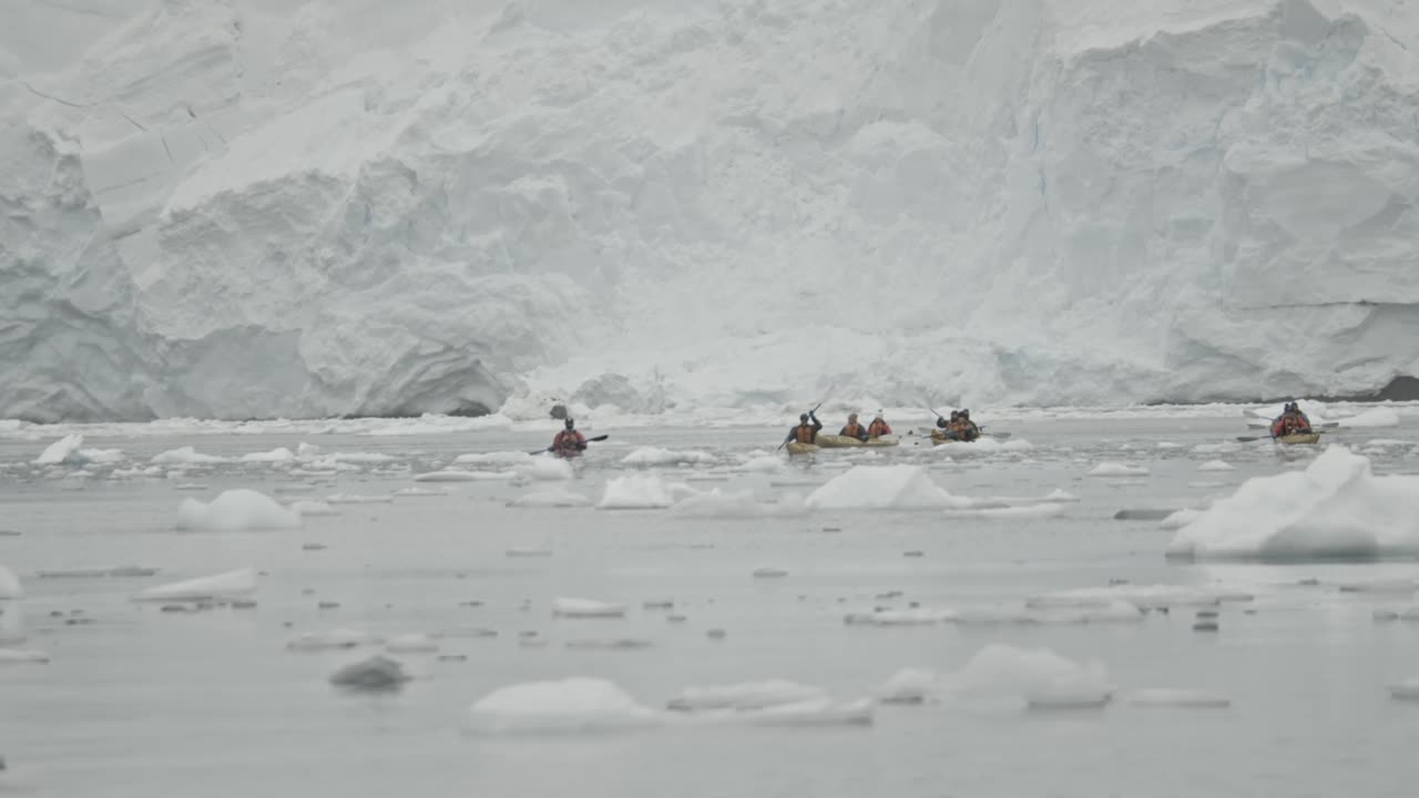 expedición en kayak peligrosa cerca de grandes glaciares y icebergs y flota en la región polar