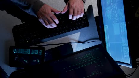 Overhead-Aufnahme-Eines-Computer-Hackers,-Der-Code-Eingibt