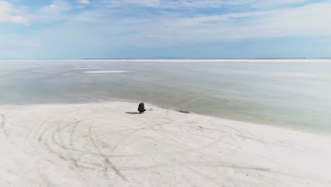 Wunderschöne-Aufnahmen-Von-Einem-Mann-Auf-Einem-Salzsee-In-Utah