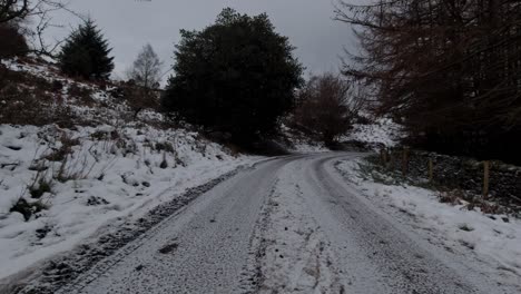 Conducir-Carreteras-Rurales-Vacías-Nevadas-En-Condiciones-Invernales-Resbaladizas-En-La-Mañana-Helada