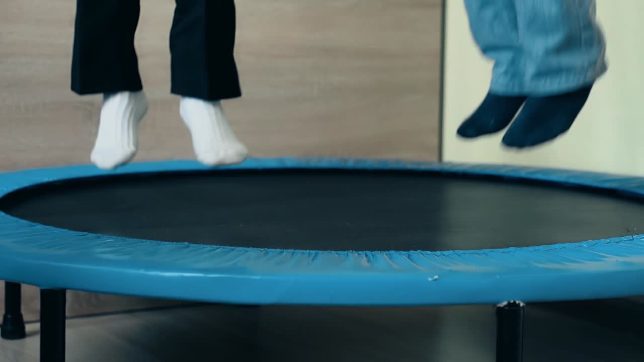 트램폴린 에 뛰어다니는 어린이 들