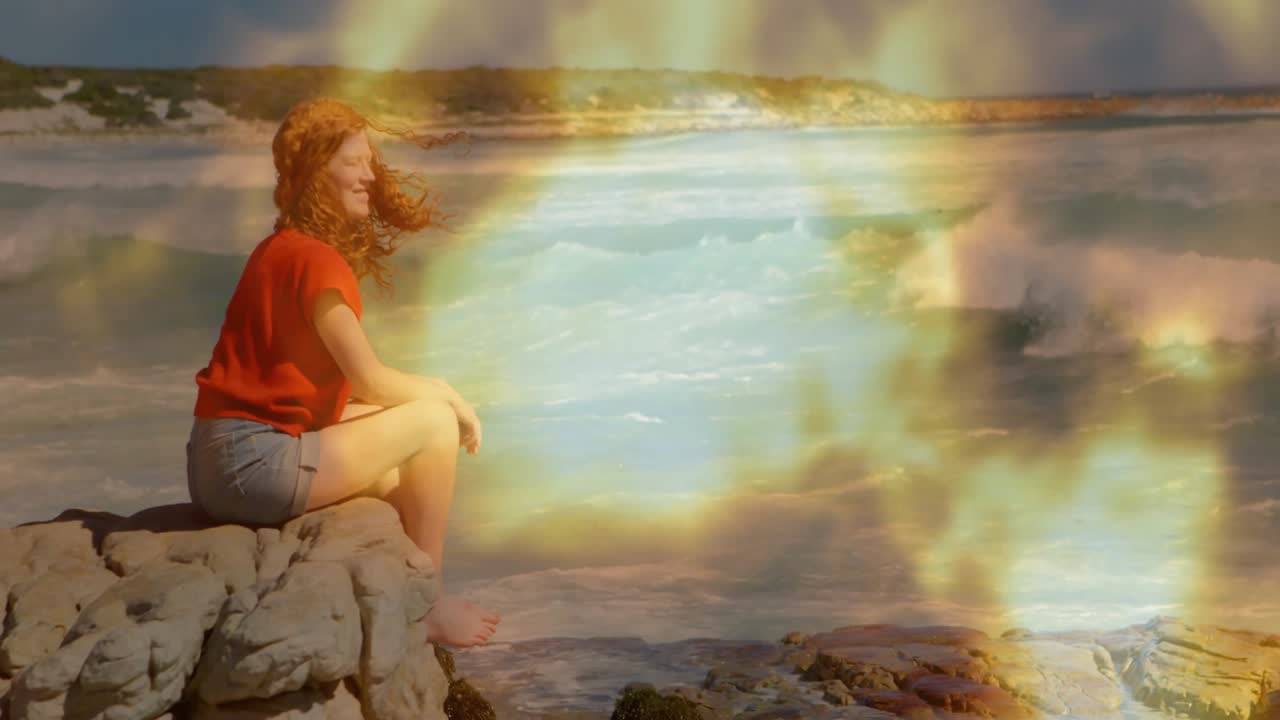 Donna che si sposta mentre un effetto di bruciatura di pellicola tremolante emerge e poi svanisce, rivelando l'oceano nel montaggio video.