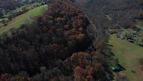 Vista-Aérea-Del-Parque-Estatal-Warriors-Path,-Alturas-Coloniales,-Tennessee-Usa,-Ferrocarril-Y-Bosque-En-Un-Día-Soleado-De-Otoño,-Disparo-De-Drones