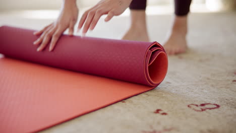 persona, manos y colchoneta en el yoga