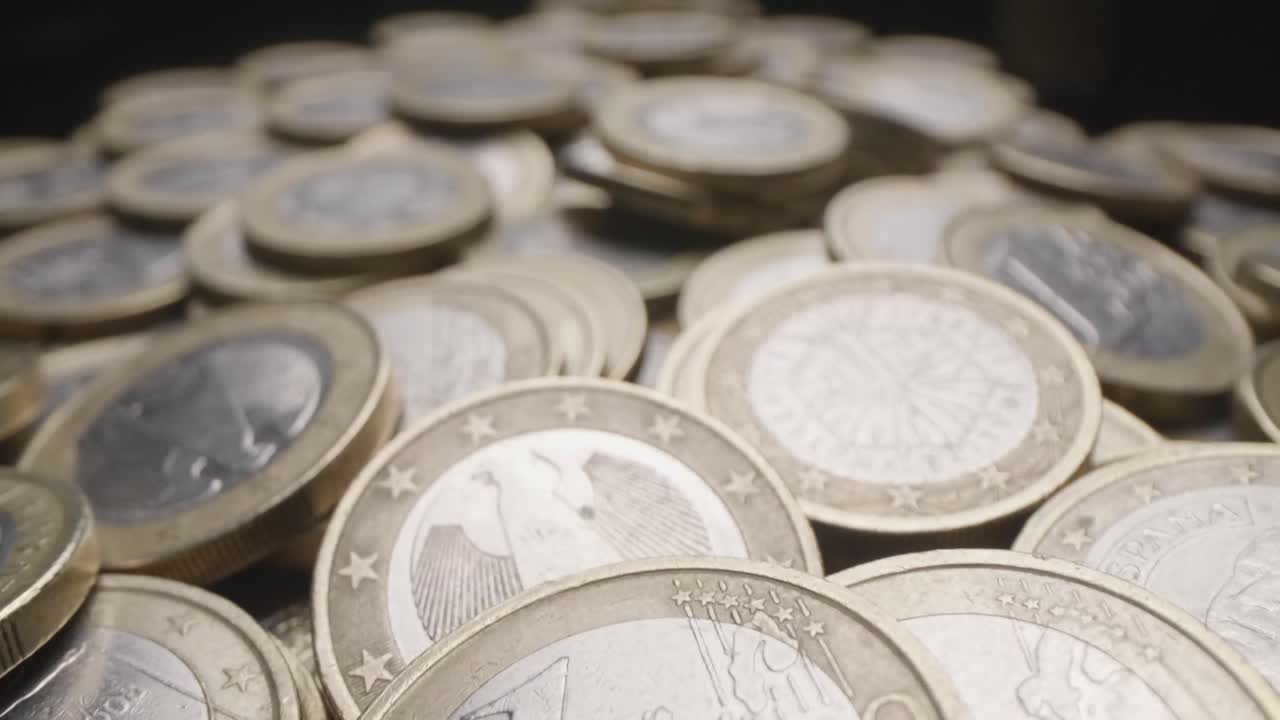 dinero de la unión europea. manojo de monedas