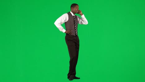 Hombre-De-Negocios-Afroamericano-Al-Teléfono-Contra-La-Pantalla-Verde