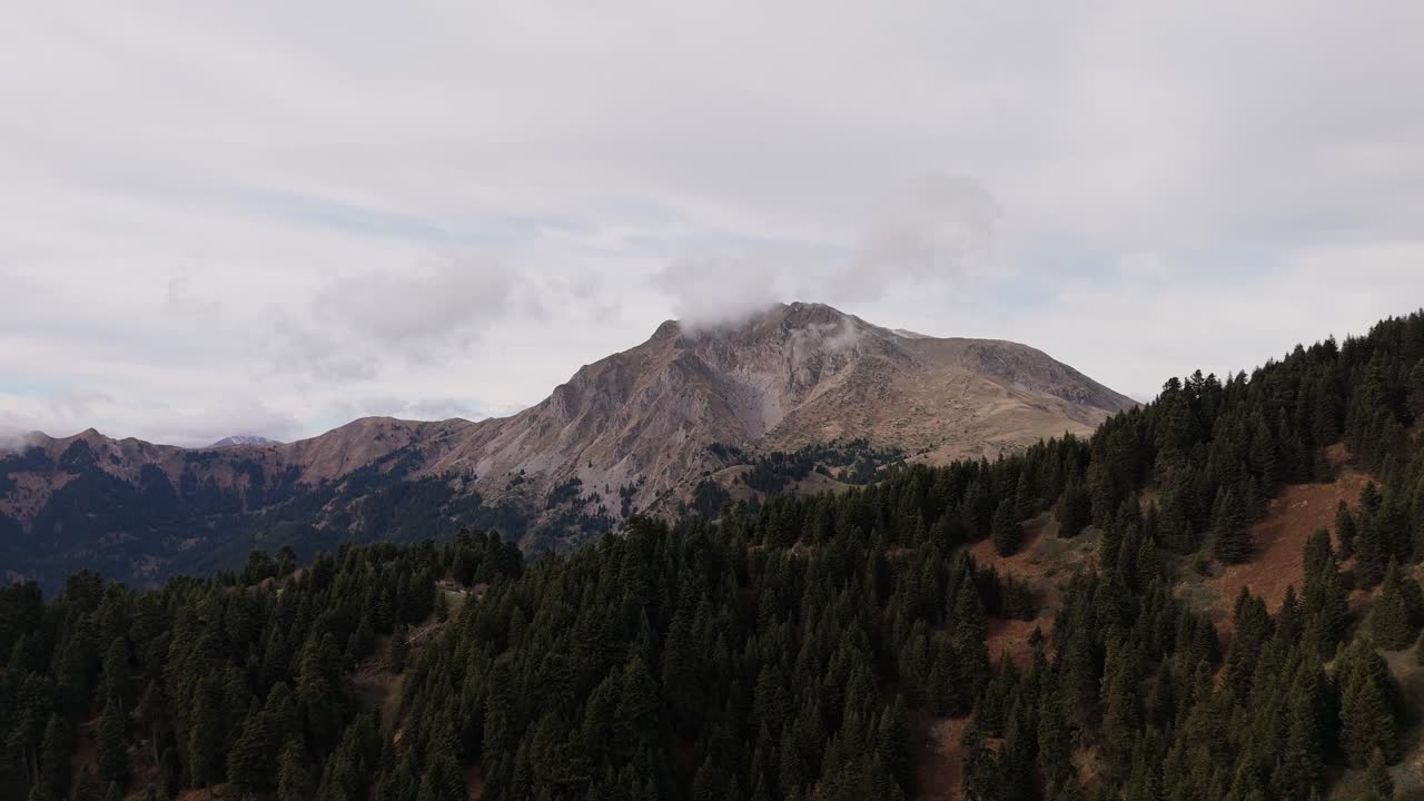 Panoraamanäkymä ilmasta paljaista harmaanruskeista vuorikallioista Agrafan alueella Kreikassa kauniina pilvisenä päivänä