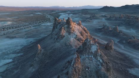 Drone-Aéreo-Disparó-Pináculos-De-Trona-Desierto-De-California-Al-Atardecer