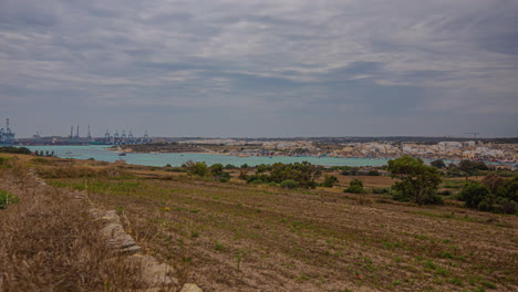 la ciudad agrícola verde de marsaxlokk en malta en la distancia junto a un puerto