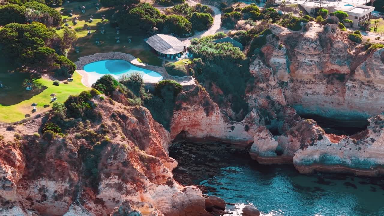Güneşli bir günde Portekiz’deki bir sahil beldesinin deniz manzarası