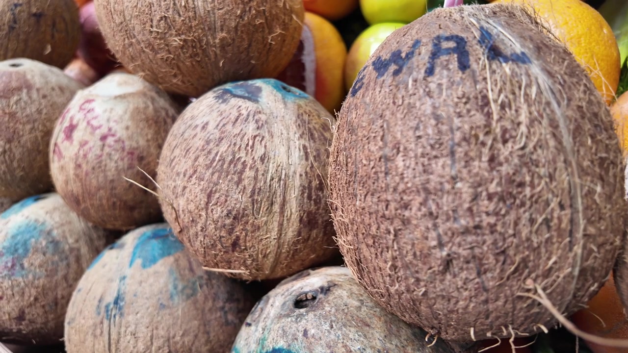 Primo piano di noci di cocco fresche con cannucce pronte da bere