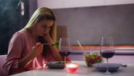 mujer triste escoge en la comida que sufre de una cita fallida