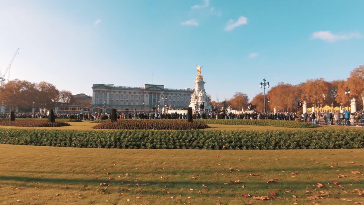 lapso de tiempo del palacio de buckingham con la estatua de la victoria, londres
