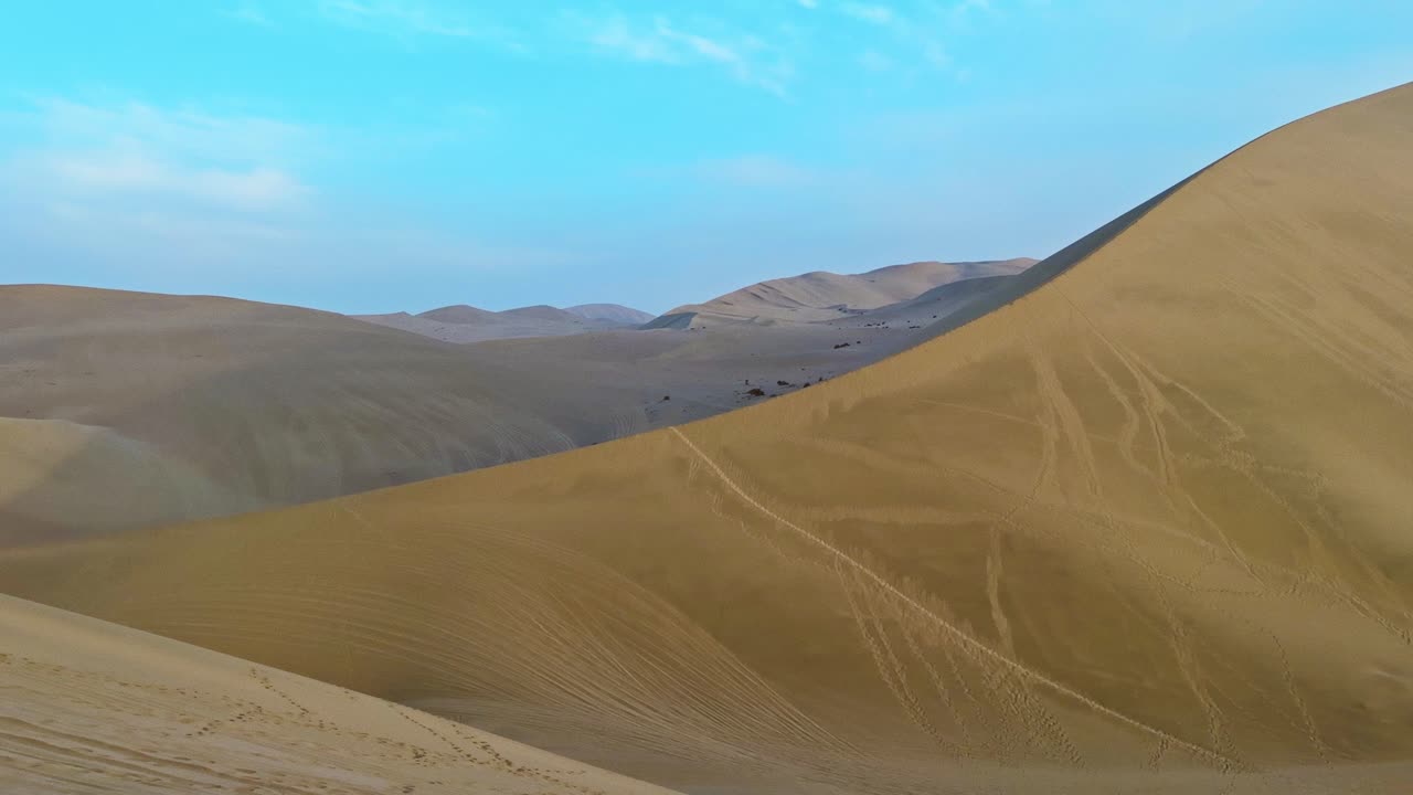 चीन के गांसू प्रांत के दुनहुआंग में मिंगशा शान स्लोपिंग सैंड ड्यून्स। एरियल वाइड शॉट