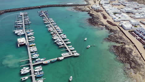 muelle en lanzarote con yates, islas canarias, magnífica vista con sus yates amarrados