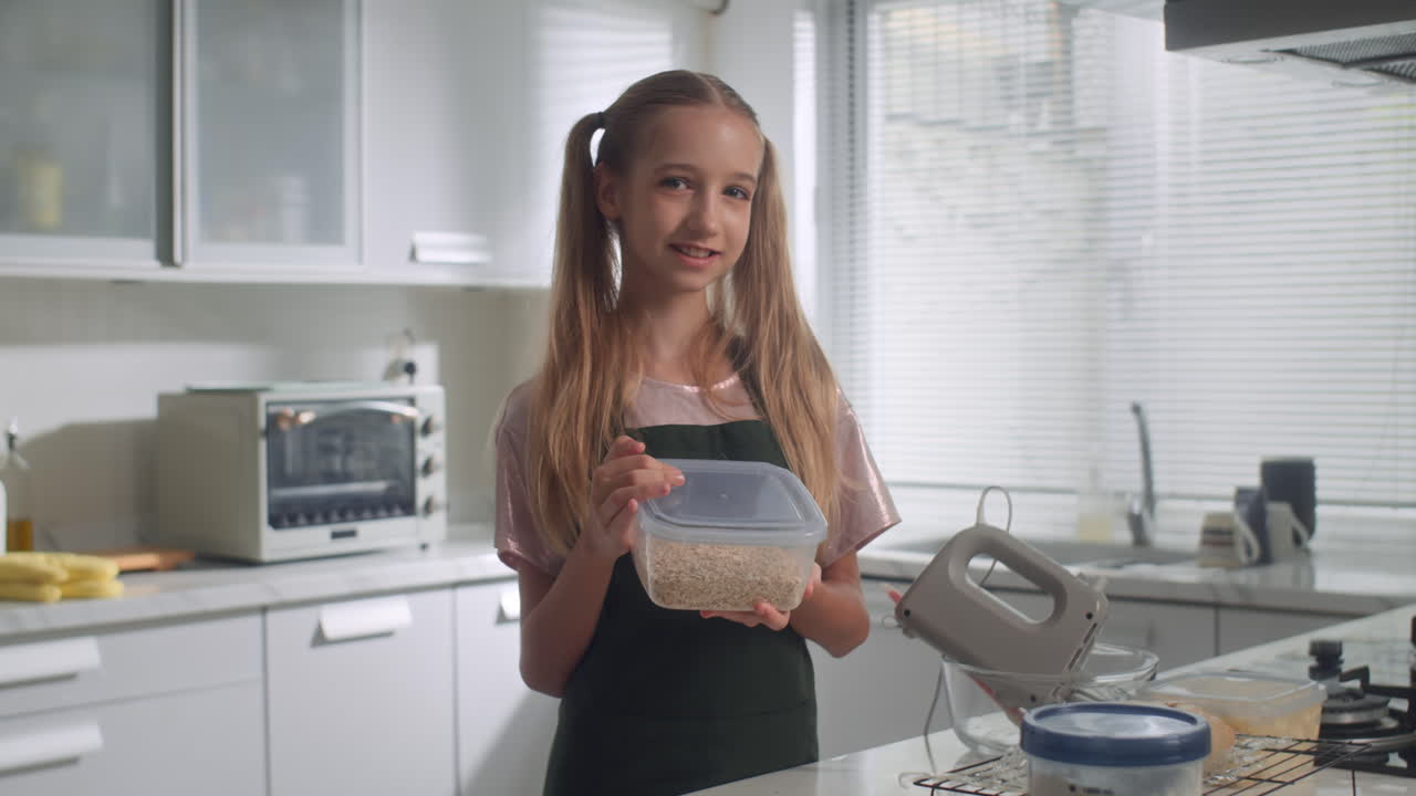 Ritratto di ragazza che cucina biscotti in cucina