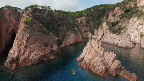 Double-canoe-sailing-through-sea