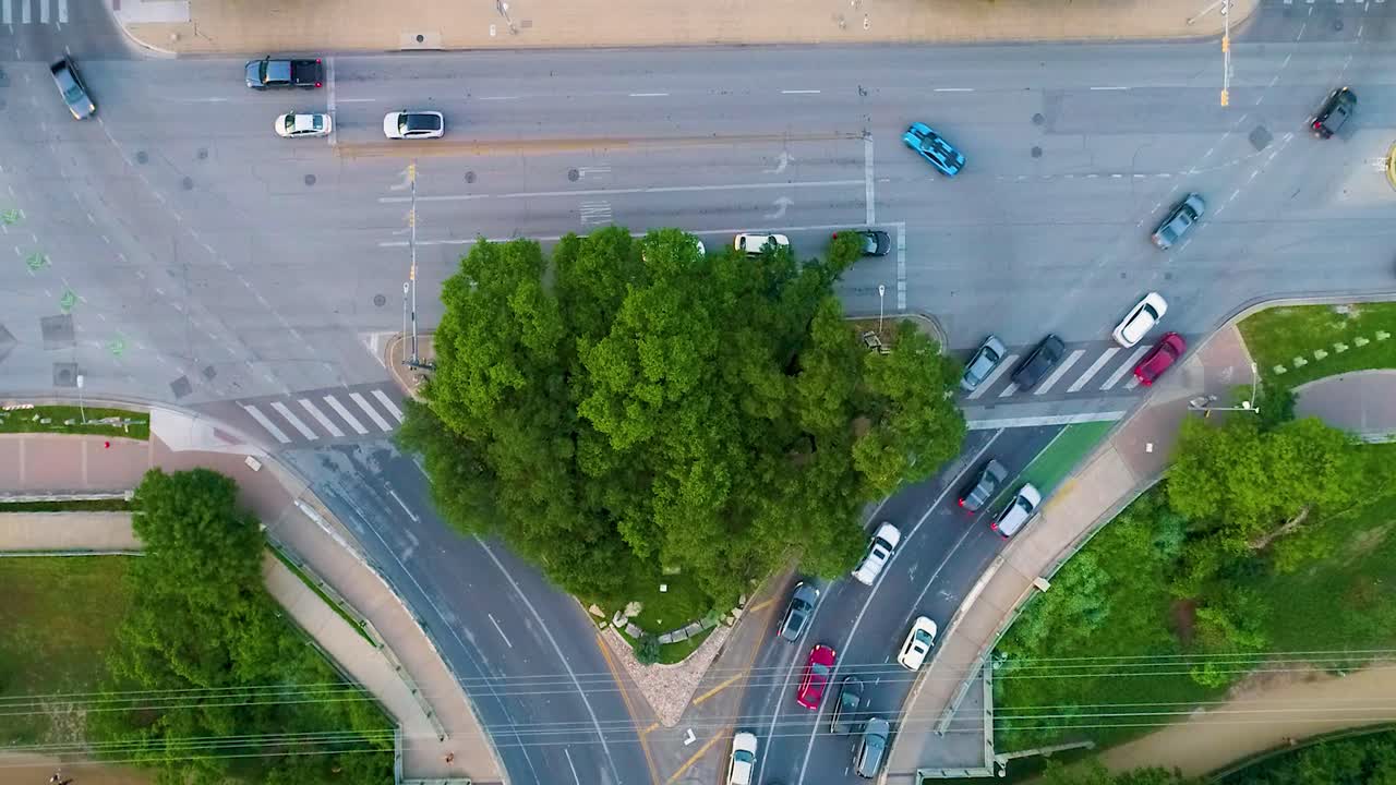 드론 영상은 서쪽 세자르 차베스 거리와 남쪽 1번가가가 교차하는 비는 교통량을 포착했습니다.