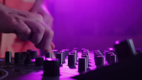 dj mezclando musica