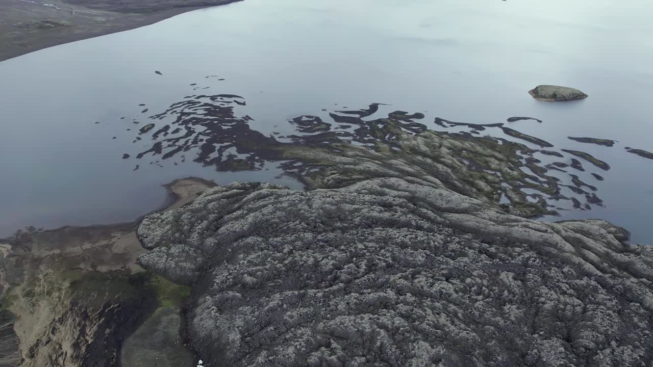 estuario del río en el valle iluminado por el sol