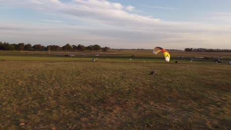 Toma-En-órbita-Del-Parapente-Paratrike-Motorizado-Preparándose-Para-Volar-Al-Atardecer