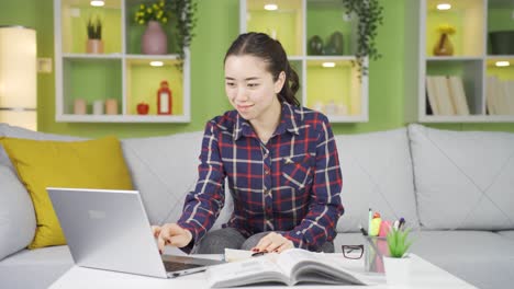 Erfolgreiche-Asiatische-Frau,-Die-Klatschend-Am-Laptop-Arbeitet.