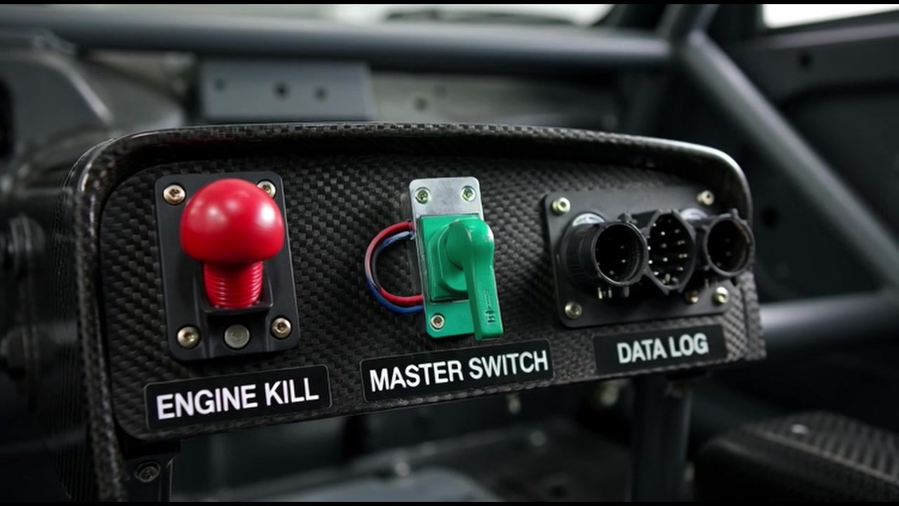 Nærbillede af racerbilens instrumentbræts kontrolpanel med kontakter