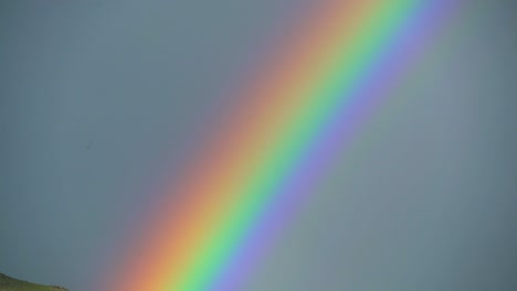 arco iris colorido en un vasto prado sin árboles
