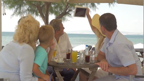 Selfie-Einer-Großen-Familie-Mit-Tablet-Computer