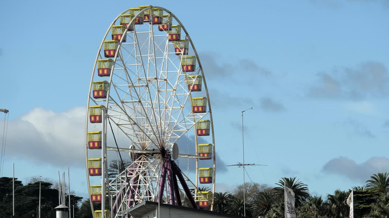 noria en funcionamiento en la playa oriental de geelong, australia