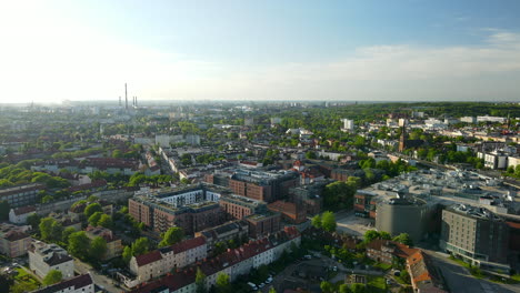 Ciudad-Aérea-épica-De-Gdansk-En-Polonia-Con-Hermosos-Edificios-Y-Naturaleza-Verde-En-Verano