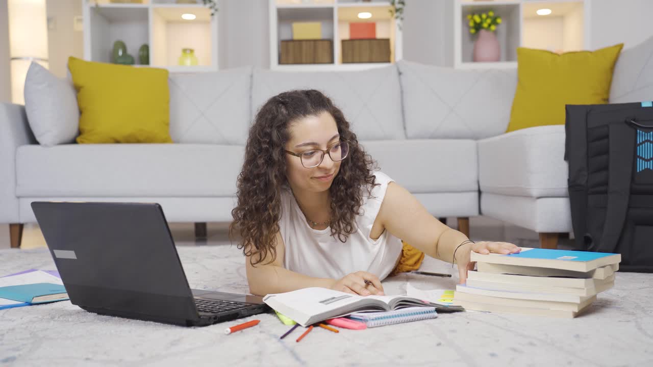 la estudiante se siente feliz y en paz, divirtiéndose.