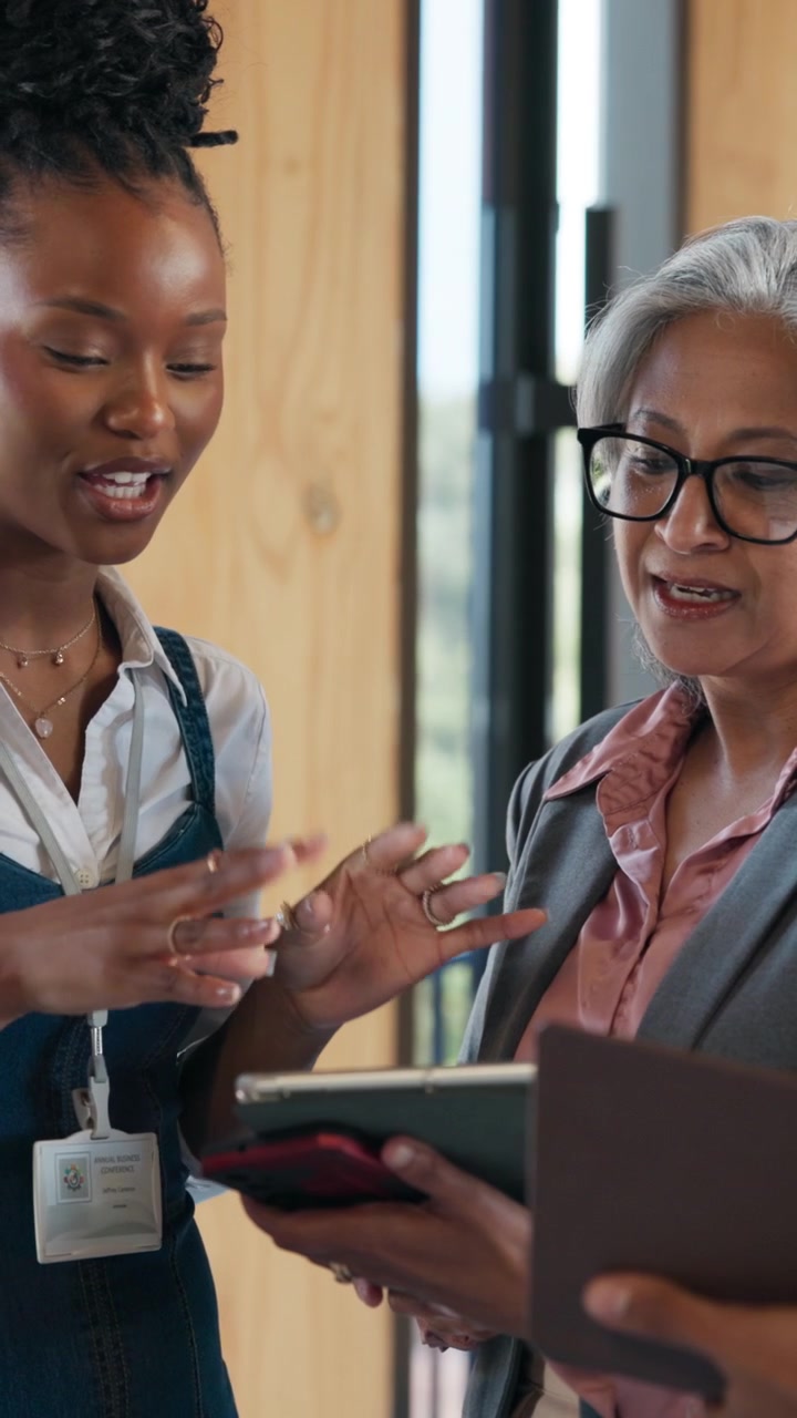 Diverse donne d'affari che collaborano a un progetto in un ufficio moderno