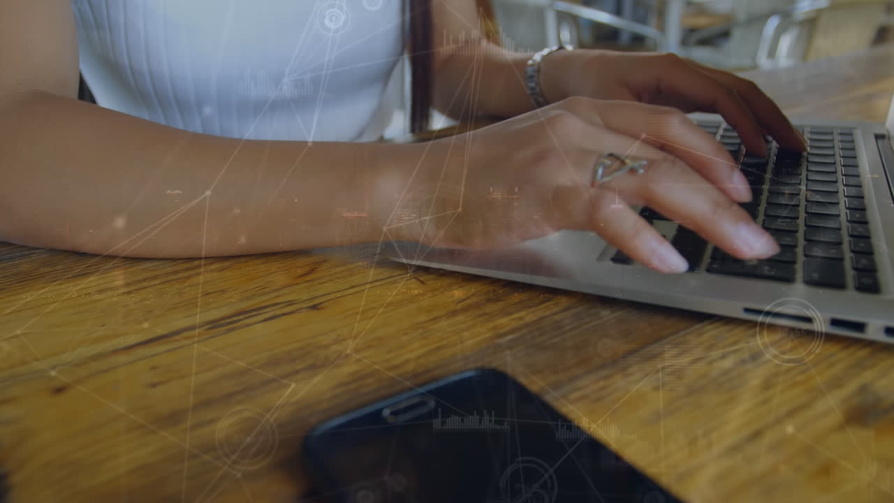 animación de conexiones sobre las manos de una mujer biracial usando una computadora portátil