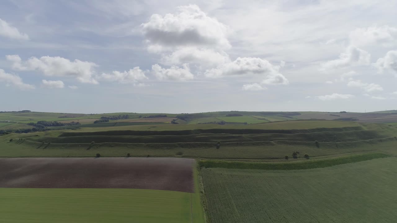 Luftoptagelse, der sporer tilbage og centrerer sig om den storslåede jernalderborg, Maiden Castle.