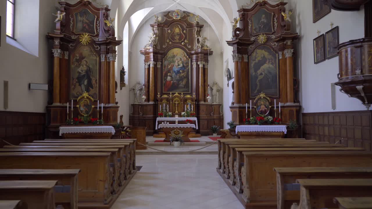 dolly en movimiento toma del interior de una iglesia católica romana del siglo xvii en san candido, italia