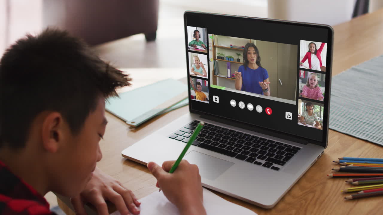 escolar que usa una computadora portátil para una lección en línea en casa, con un maestro y una clase diversos en la pantalla