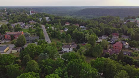 Nachbarhäuser-Umgeben-Von-Bäumen-In-Der-Stadt-Sigulda-In-Lettland,-Luftaufnahme