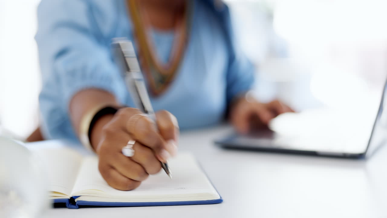 manos de negocios, bolígrafo y escritura en el libro en la oficina
