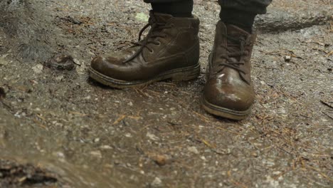 botas de barro en el bosque