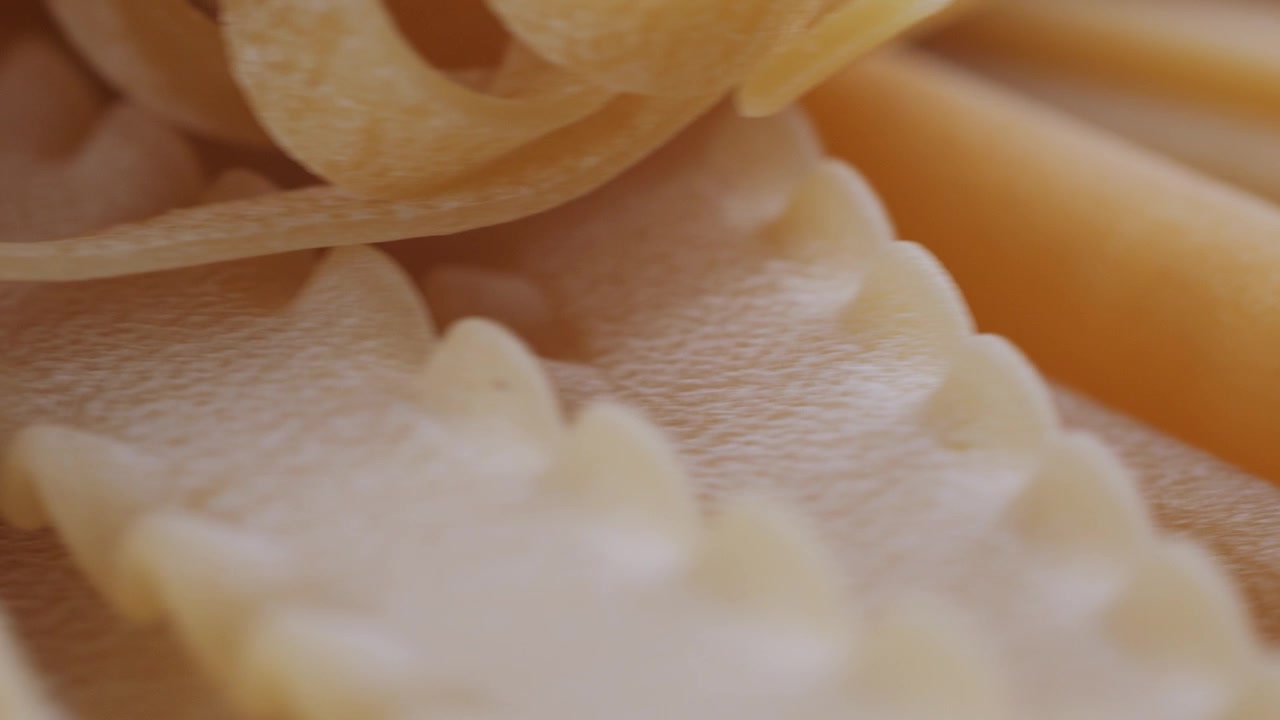 Primo piano rotante di diversi tipi di pasta cruda