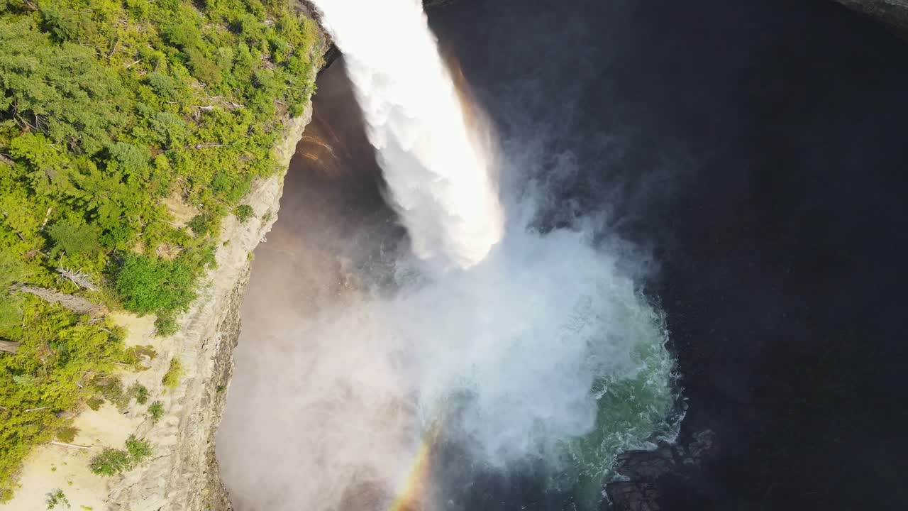 helmcken cae chapoteando en el río murtle en el parque provincial wells gray en columbia británica, canadá