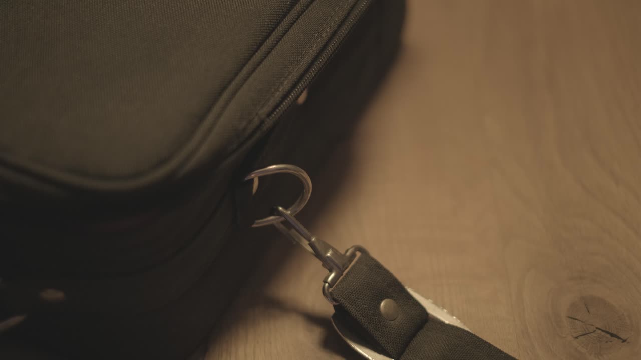 4k colpo di apertura di una borsa fotografica retrò