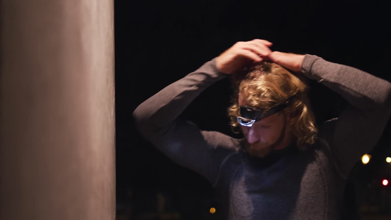 hombre caucásico deportivo entrenando en la calle