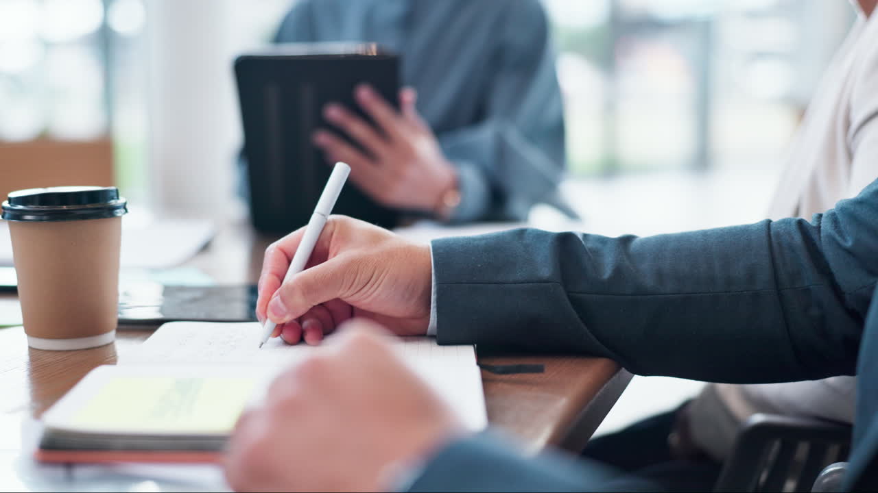 ビジネスミーティング ⁇ 人々の手を握り ⁇ アイデアを書く