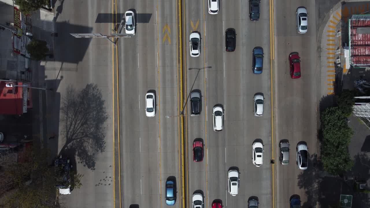 Ripresa dall'alto di una strada trafficata su Viale Circuito Interior, Città del Messico