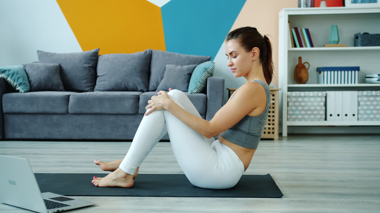 mujer haciendo yoga en casa