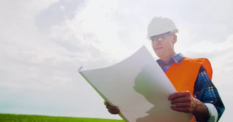 Ingeniero-Analizando-El-Plan-Mientras-Observa-El-Concepto-De-Energía-Ecológica-De-La-Granja-De-Molinos-De-Viento