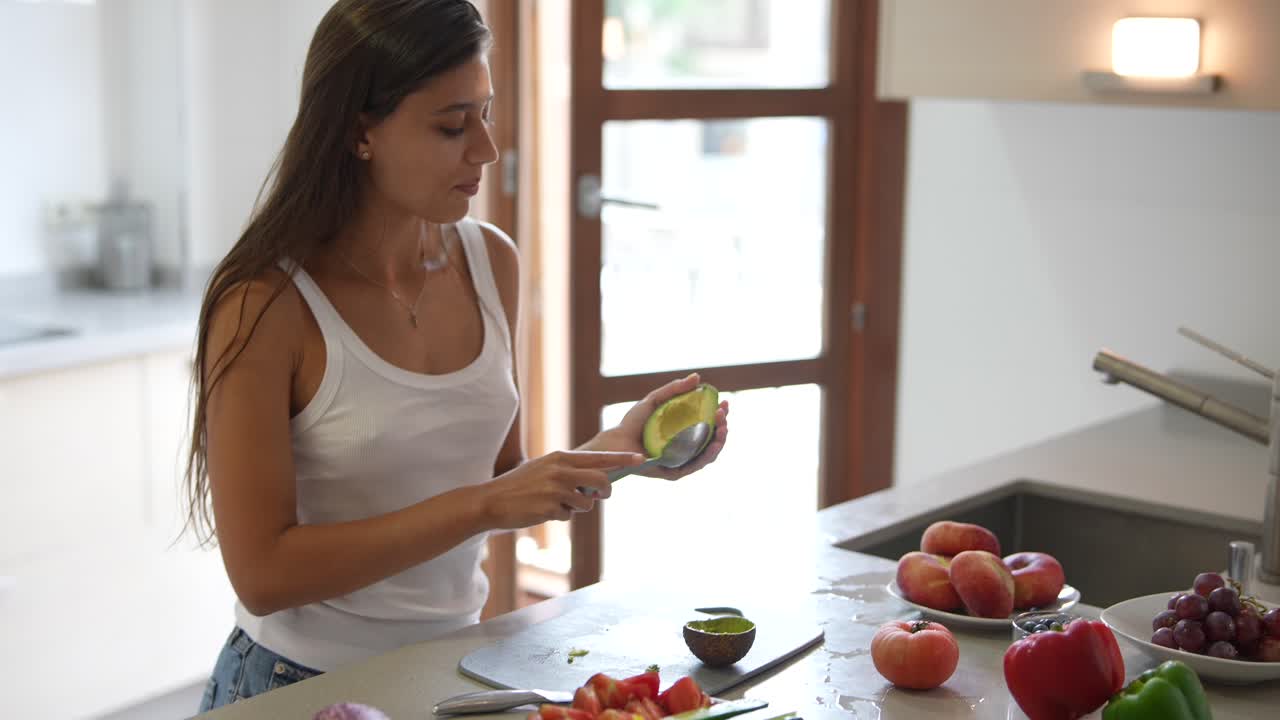 mulher preparando uma refeição saudável na cozinha